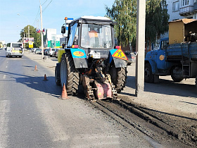 В Барнауле дорожная служба продолжает текущий ремонт  