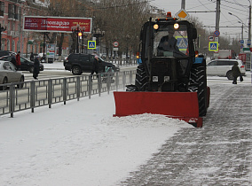 Около 200 единиц спецтехники выйдет за сутки на уборку снега в Барнауле 