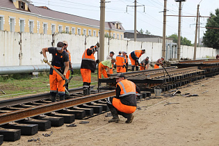 В МУП «Горэлектротранс» начали собирать рельсы для устройства на новом путепроводе по проспекту Ленина