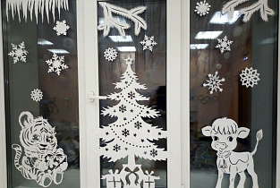 Окна детских садов, школ, колледжей Барнаула украсили к новогодним праздникам
