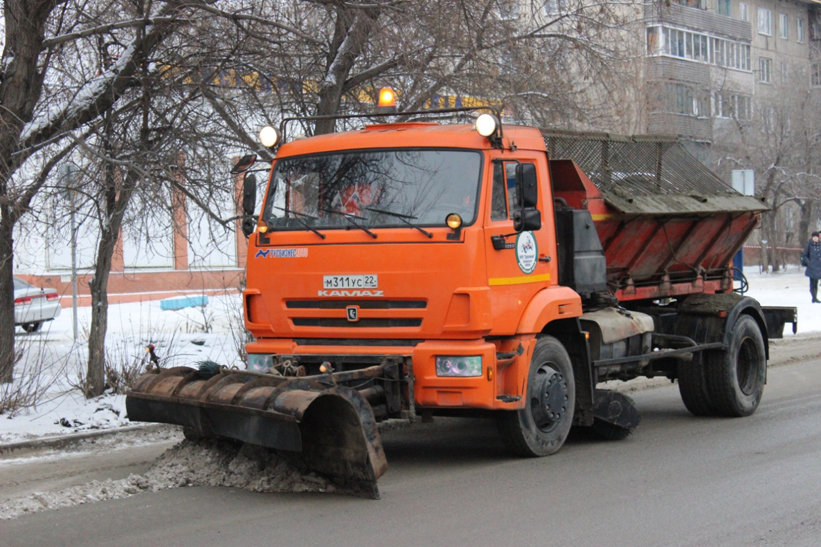 Снегоуборочная техника на дорогах Барнаула 7 декабря 