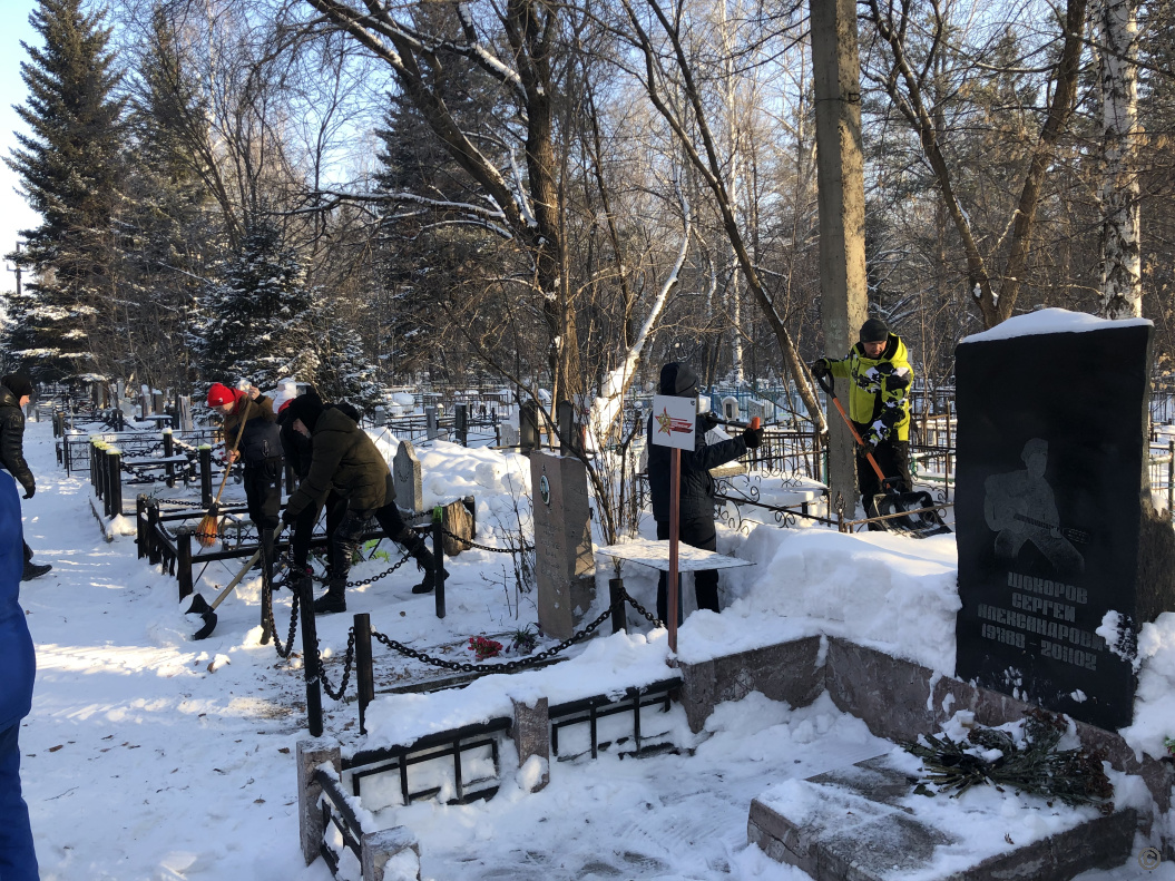 Аллею Памяти на Власихинском кладбище очистили от снега в рамках  патриотической акции БАРНАУЛ :: Официальный сайт города