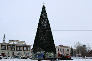 В Барнауле продолжают оформлять городские улицы и строить Новогодние городки 