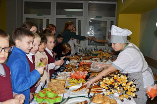 Ученики образовательных организаций города продегустировали новое меню
