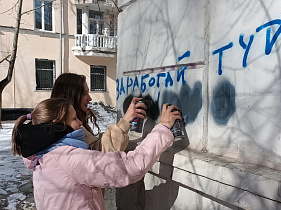 Сто несанкционированных надписей закрасили на улицах Барнаула в рамках антинаркотической акции