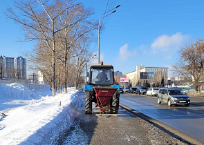 Дорожная служба Барнаула обрабатывает тротуары песком и реагентами 