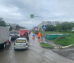 Дорожная служба дежурит на проблемных участках ливневой канализации в Барнауле для ускорения спуска воды