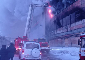 В Барнауле идет ликвидация пожара на территории шинного завода (обновлено)