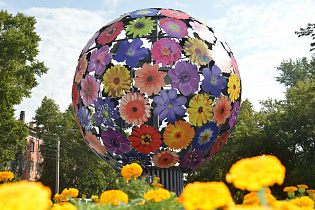 Четырехметровый цветочный шар украсил клумбу на пресечении улицы Кулагина и проспекта Калинина в Барнауле