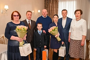 Глава Барнаула Вячеслав Франк встретился с семьей Героя России Игоря Иванова