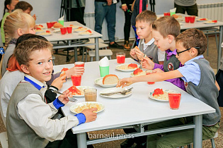 В барнаульской школе № 38 проверили организацию горячего питания детей