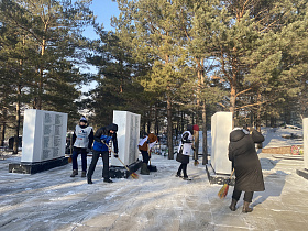В День неизвестного солдата на барнаульском памятнике провели уборку снега и возложили цветы