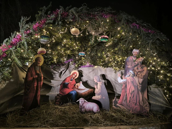 Жители посёлка Казенная Заимка самостоятельно изготовили традиционную рождественскую постановку, изображающую сцены Рождества Христова