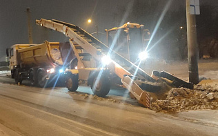В Барнауле продолжается уборка дорог от снега и гололеда
