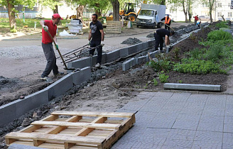 В рамках национального проекта «Жилье и городская среда» в Железнодорожном районе приступили к благоустройству двора по ул.Юрина, 114