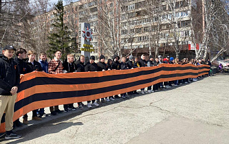 75-метровую Георгиевскую ленту пронесли студенты по Аллее Победы 