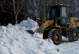 В Барнауле продолжают вывоз снега с проблемных участков 