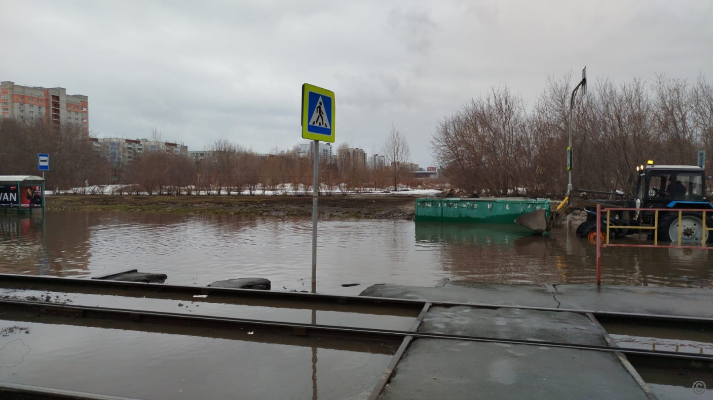 В круглосуточном режиме продолжается работа по отводу талых вод БАРНАУЛ ::  Официальный сайт города