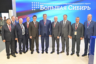 Губернатор Алтайского края Виктор Томенко принял участие в открытии стенда «Большая Сибирь» на XXVIII Петербургском международном экономическом форуме