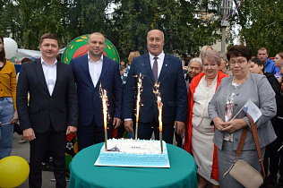 «Русское чаепитие»: гостей праздника угостили чаем из самовара-гиганта, выпечкой и юбилейным тортом 