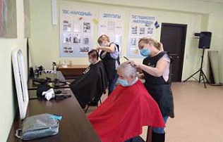 Для пожилых жительниц Барнаула провели акцию по бесплатному предоставлению парикмахерских услуг