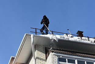 В Барнауле на особом контроле остается уборка крыш домов от снега и наледи