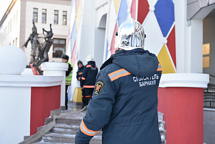 Спасатели Барнаула приняли участие в тренировочном пожарно-техническом учении