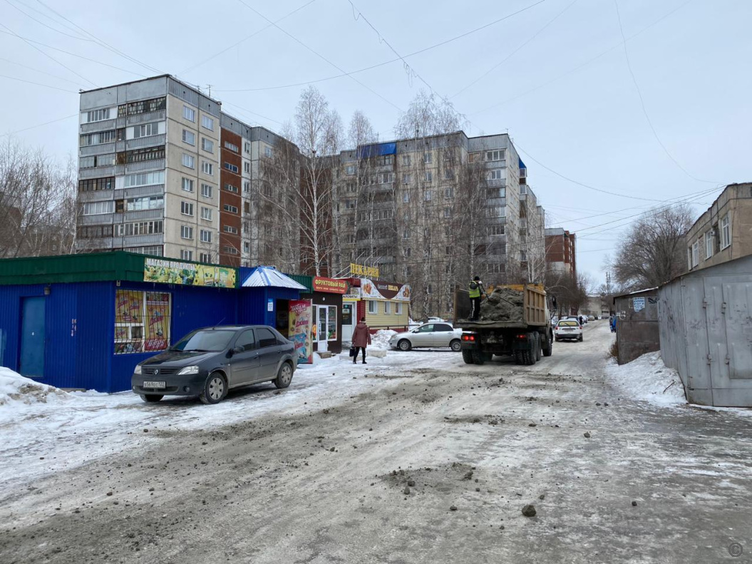 В Индустриальном районе продолжаются работы по обработке тротуаров  противогололедными средствами БАРНАУЛ :: Официальный сайт города