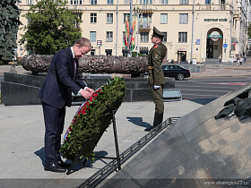 В столице Республики Беларусь Губернатор Алтайского края возложил венок к монументу Победы