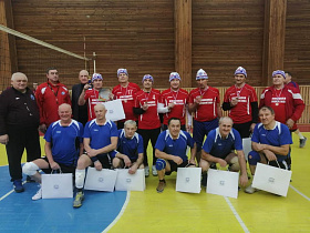 Барнаульские пенсионеры стали участниками турнира по волейболу