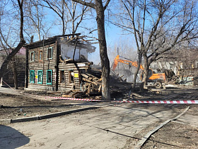 Еще один аварийный дом сносят в Железнодорожном районе Барнаула