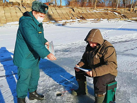 Осторожно, лед: жителям Барнаула напоминают о зимних правилах поведения на водоемах