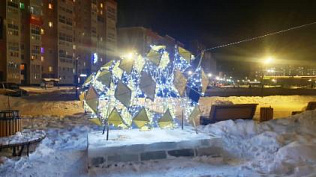 Еще один новогодний арт-объект установили в Индустриальном районе краевой столицы