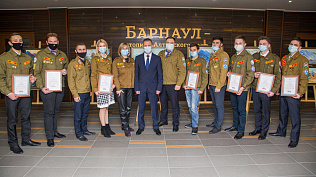 Вячеслав Франк встретился с бойцами студенческих отрядов Барнаула