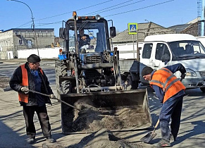 Дорожная служба Барнаула продолжает санитарную очистку городских улиц и приводит в порядок остановки