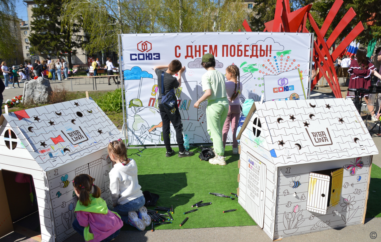 В сквере имени Германа Титова идёт праздничная программа, посвященная 79-й  годовщине Победы в Великой Отечественной войне БАРНАУЛ :: Официальный сайт  города