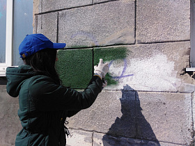 В Октябрьском районе студенты закрасили надписи с рекламой наркотических средств на зданиях и заборах