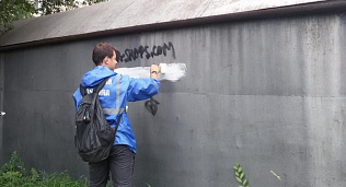 Барнаульские дружинники закрасили надписи на зданиях и гаражах