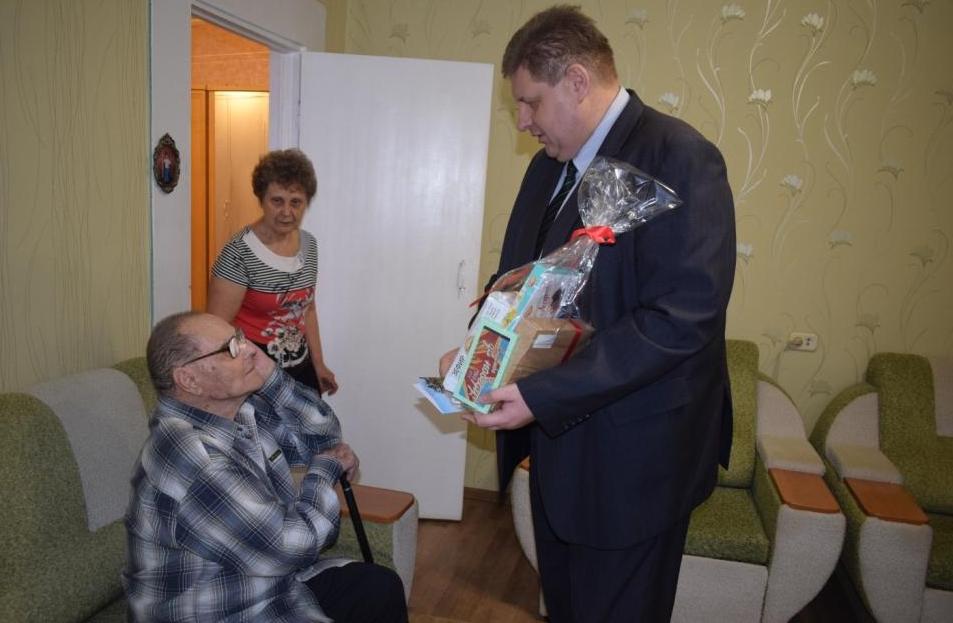 Глава администрации Индустриального района поздравил с 93-летием ветерана ВОВ