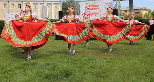 Более 50 оригинальных цветочных композиций представили на праздничной площадке Дня города в Железнодорожном районе Барнаула