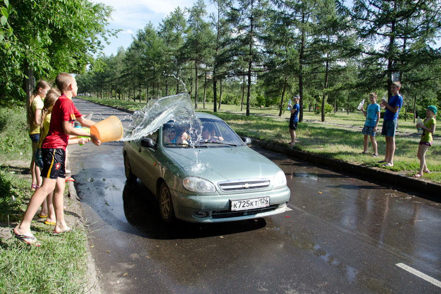 Водителей предупреждают о возможности неожиданного появления детей на дороге в день Ивана Купалы