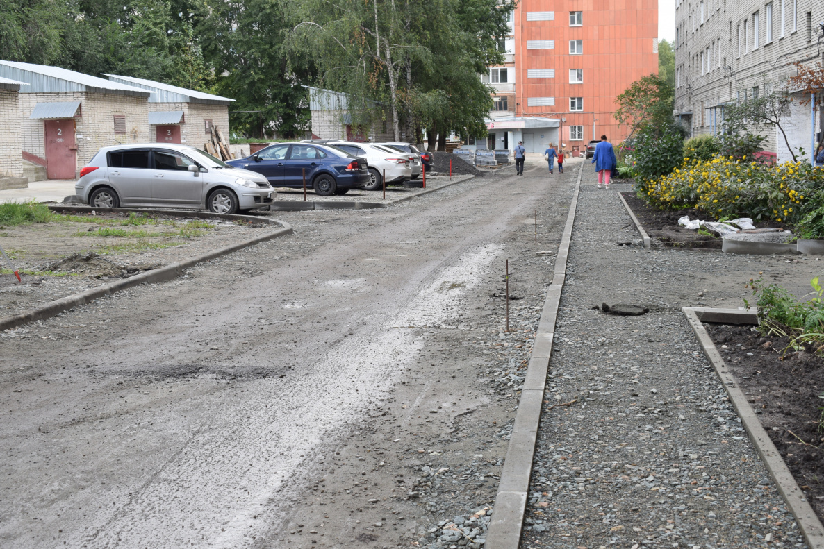 По нацпроекту «Жилье и городская среда» благоустраивают двор по  ул.Шумакова, 40 БАРНАУЛ :: Официальный сайт города