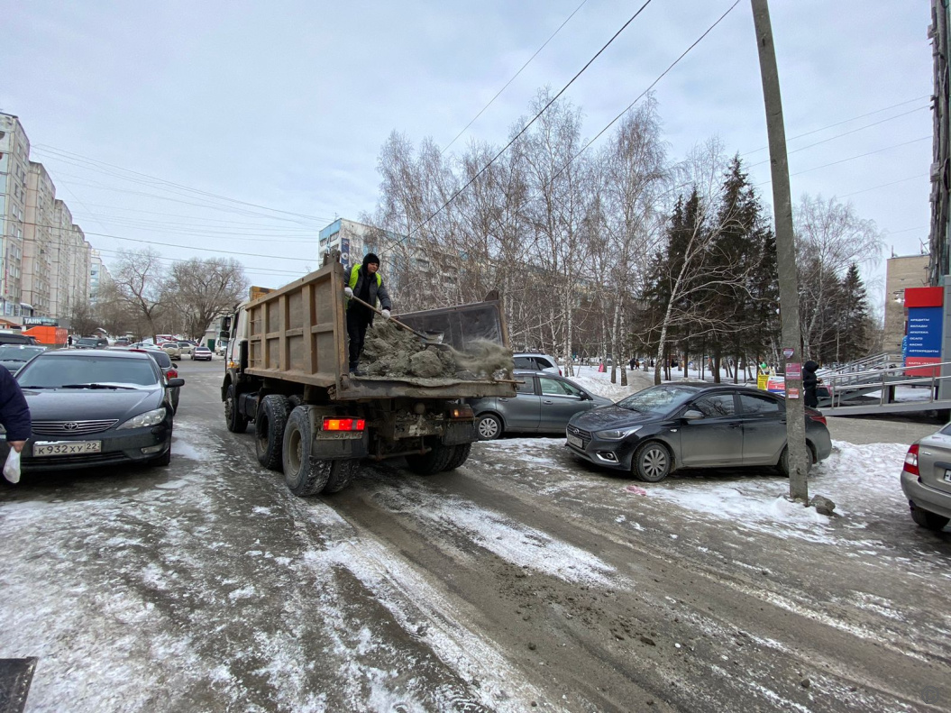 В Индустриальном районе продолжаются работы по обработке тротуаров  противогололедными средствами БАРНАУЛ :: Официальный сайт города