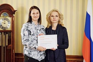Доброволец из Барнаула получила награду в Правительстве России