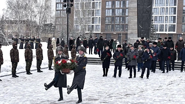 В Барнауле почтили память героев в День защитника Отечества