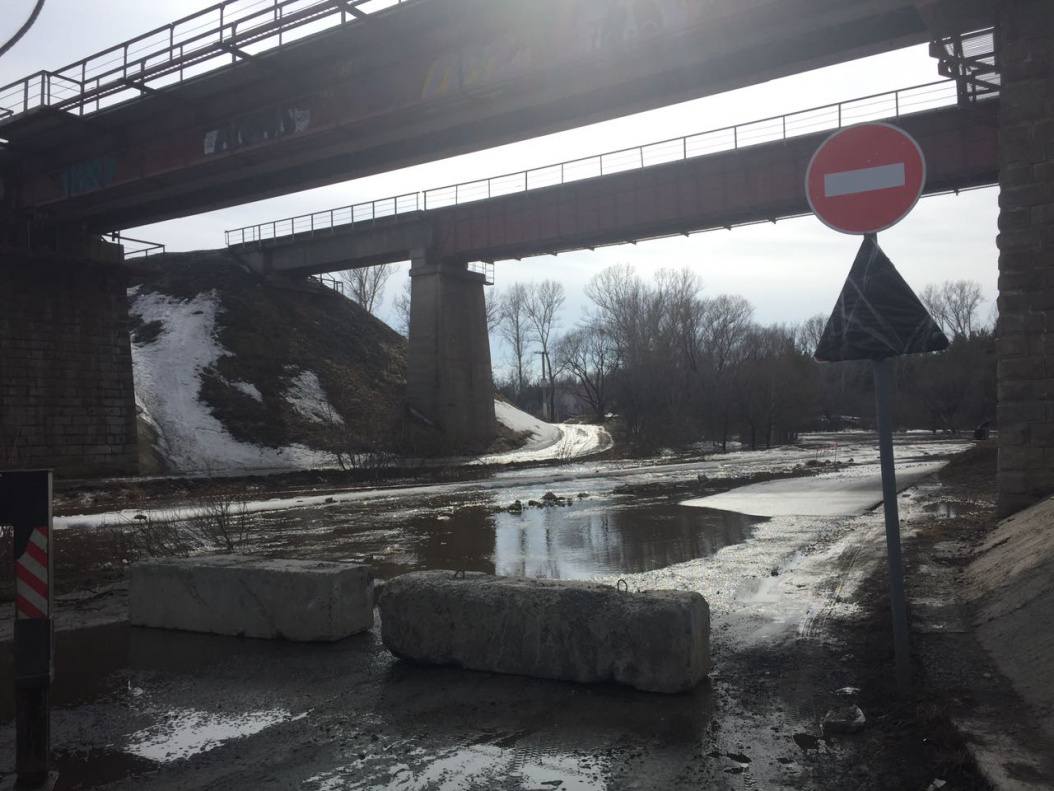 Из-за подъема воды в Барнаулке по участку дороги в районе озера Пионерское запретили движение транспорта