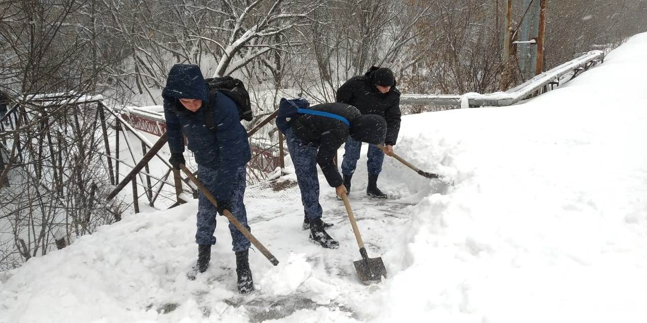 На улицах Центрального района работает снегоуборочная техника БАРНАУЛ ::  Официальный сайт города