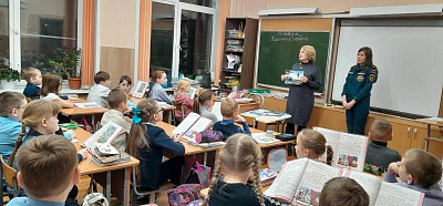 В рамках акции «Безопасный лед» в Октябрьском районе Барнаула провели рейды и уроки для школьников