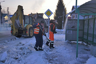 В Барнауле продолжают очищать дороги и тротуары от снега и наледи