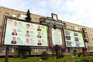 Обновленные Доски Почета открывают в районах Барнаула